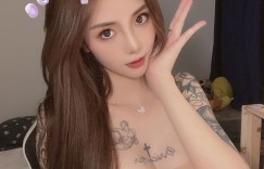 【大发娱乐】性感的化身！強國「大奶刺青妹」買了新泳衣，超惹火設計熱情「溢奶分享」！