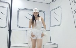 【大发娱乐】正妹「夏暮光」旗袍裝側面大挖空，誘惑纖腰和美臀一次展現！