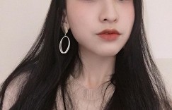【大发娱乐】動靜皆宜的魅力！貓系正妹「初初 Maisie」曬完美馬甲線！跳舞、打手遊都難不倒她