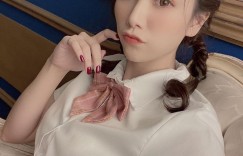 【大发娱乐】長腿正妹主持人「菁菁Jillian」，穿上寬鬆深V上衣「乳溝太養眼了」！