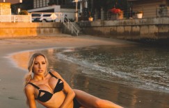 【大发娱乐】網球正妹「爆乳上場」卡中線　迷你短裙風一吹…翹蜜臀直接被出賣啦