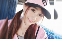 【大发娱乐】正妹主持「周依依」穿上粉嫩低胸服，「超白皙的性感曲線」好兇呀！