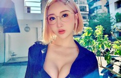 【大发娱乐】JKF 女郎「葉妮妮」穿搭超吸睛！難以駕馭的單品都能被她完美消化