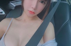【大发娱乐】正妹「采兒」戶外展現超渾圓側乳，「雄偉的飽滿畫面」兇爆了！