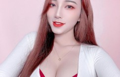 【大发娱乐】正妹「虎牙」細肩帶造型火辣誘惑，「白皙美乳」深溝超明顯！