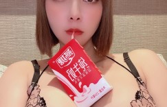 【大发娱乐】音樂老師「果兒Victoria」彈鋼琴極限露出　飽滿上圍跟著打節拍