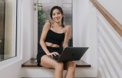 【大发娱乐】「星國陽光美女」大展緊緻「性感腹肌」，甜美燦笑讓粉絲秒戀愛