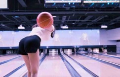 【大发娱乐】張弄弄自備兩顆「大母球」打撞球　讓人好想一桿進洞！