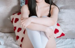 【大发娱乐】媚眼少女「多娜」私畫面曝光，「渾圓雙峰」搭窈窕腰線超誘人