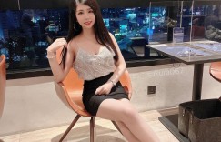【大发娱乐】白皙長髮「巨乳正妹」蕾絲睡衣好撩人！側躺在床「雪乳形狀太漂亮」！