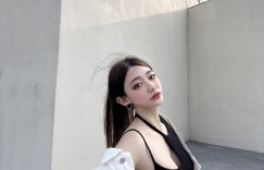 【大发娱乐】衝浪練習場邊驚見「優格」，偷藏浮標只現「水蛇腰間」就讓人癡狂