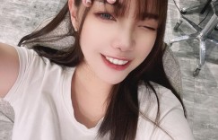 【大发娱乐】喝星巴克的低胸裝正妹「葆葆」，「細長美腿」電暈客人了！