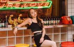 【大发娱乐】吧檯巧遇「性感模特」，「魅惑眼神」搭慵懶姿超欠搭訕！