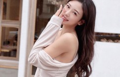 【大发娱乐】「極品小畫家」甜笑曬香肩，換上比基尼「美乳長腿」通通性感上陣！