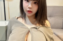 【大发娱乐】機場驚見「巨乳短裙正妹」！超萌童顏配魔鬼身材有夠吸睛！