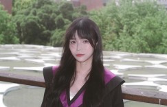 【大发娱乐】台大經濟系高學歷正妹畢業照清新氣質　畢業袍下卻藏暴力身材