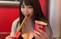 【大发娱乐】被烈空坐吃掉了！巨乳妹挺Ｉ奶當食物　網友卻放錯重點