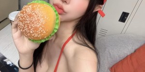 【大发娱乐】最美麥胞《夢夢MonMon》火辣外送漢堡　要加點店員嗎？