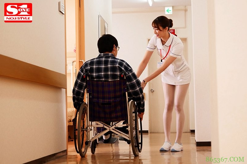 SSNI-830：美腿护士星宫一花白丝紧身裤的诱惑，狂啃病患巨根。