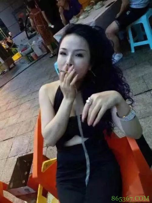 不思悔改，保时捷女车主仍带帽出行 遇车友挑衅无回应