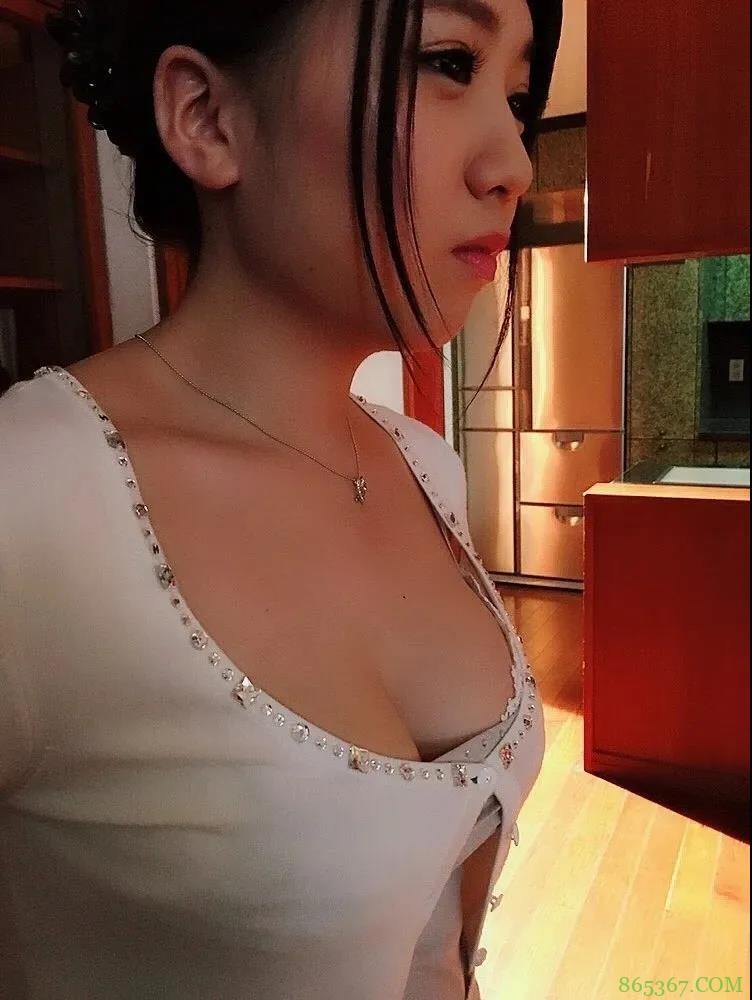 大波妹香坂纱梨 业界第一个VR专属演员