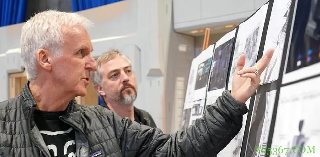 詹姆斯·卡梅隆和《阿凡达2》团队，合照庆祝电影结束拍摄一周年！