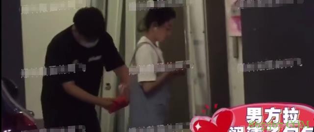 33岁女星阚清子与男子约会，逛街途中多次牵手，二人关系引猜测