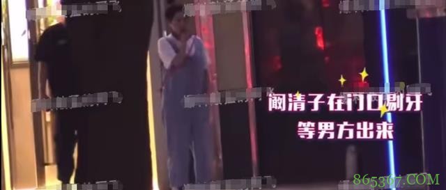 33岁女星阚清子与男子约会，逛街途中多次牵手，二人关系引猜测