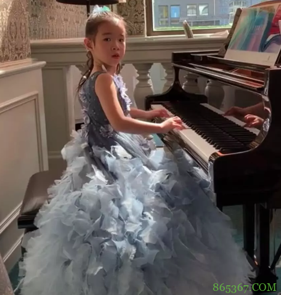 黄奕女儿盛装参加钢琴比赛 妆容精致容貌可爱