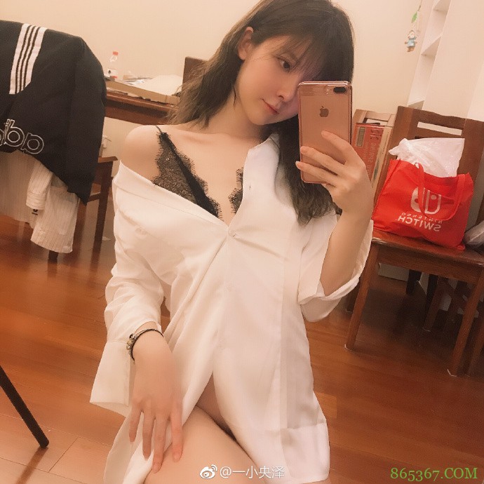 家养小猫女不爱穿衣服！「嫩乳雪肌」随便一个角度都让人想扑倒