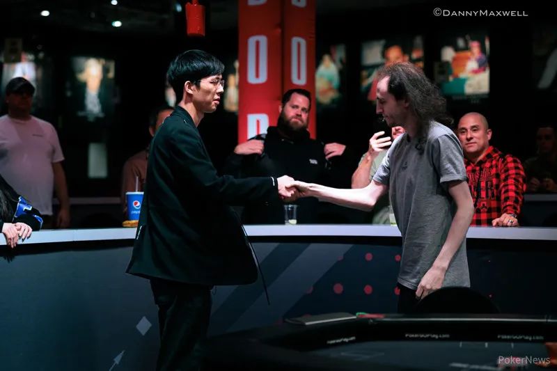 【EV扑克】牌局：这个孤注一掷的跟注，帮他赢来了100万美元奖金+金手链！