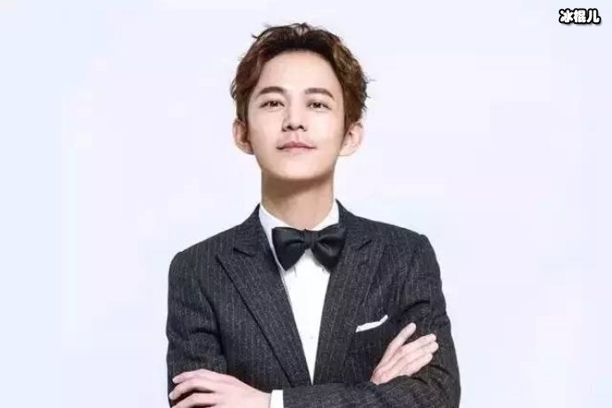 何炅现场改词神操作,网友神评论:提词器可以下岗了