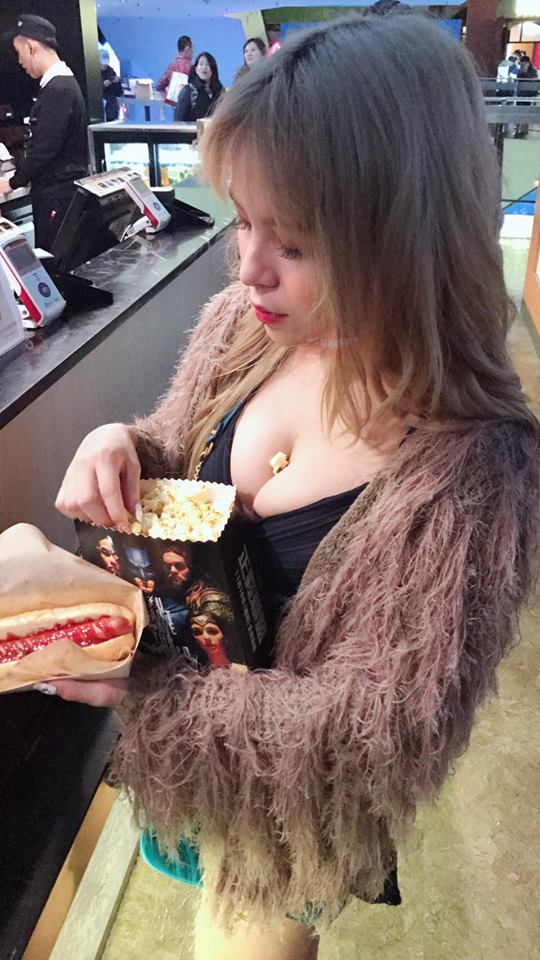 衝一波電影院了！爆乳妹子看電影不安分「乳夾爆米花」還貪心的想吃「大熱狗」….