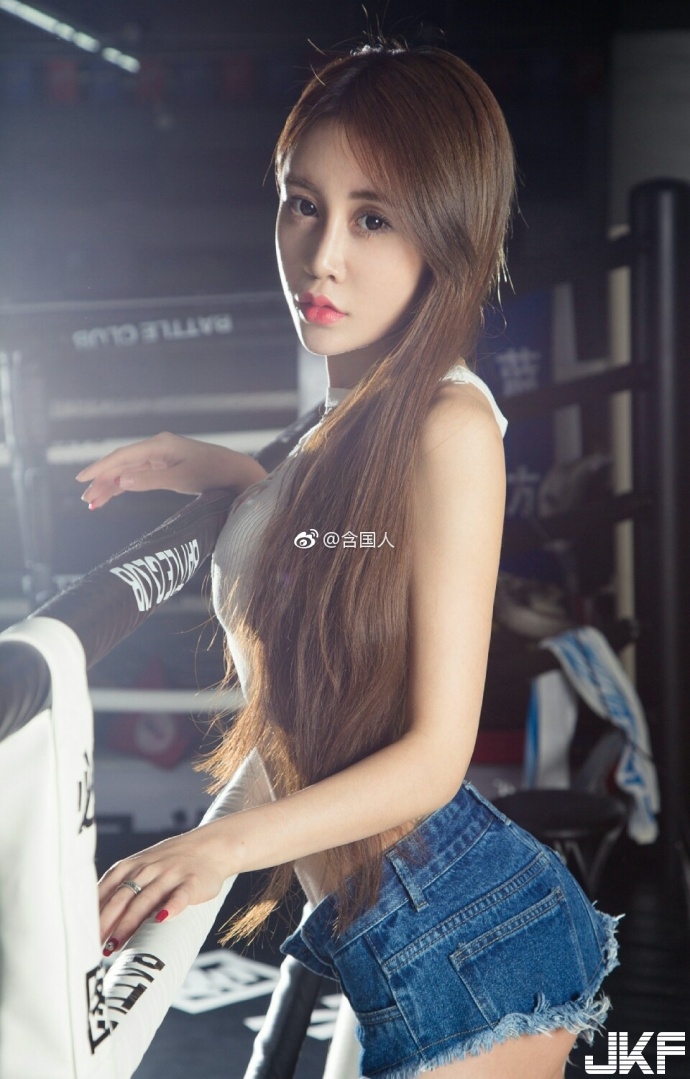 不用出拳靠爆乳就讓我投降！火辣性感美女「琪歌」在拳台大露南半球酥胸打拳：超兇猛！