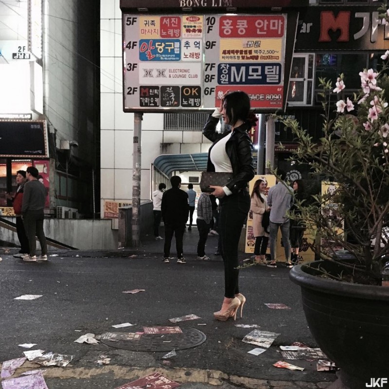 捕獲野生「側乳挺胸妹」要不是衣服材質好胸口早就炸了…
